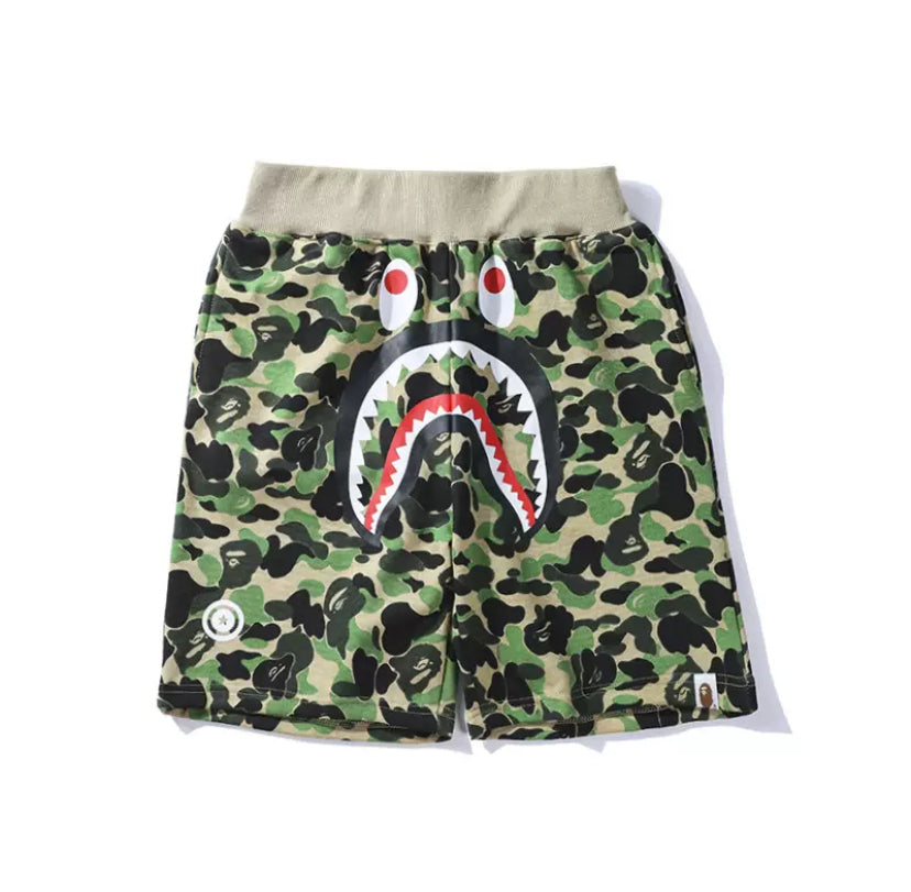 Lazoure- Shorts mit Haiprint